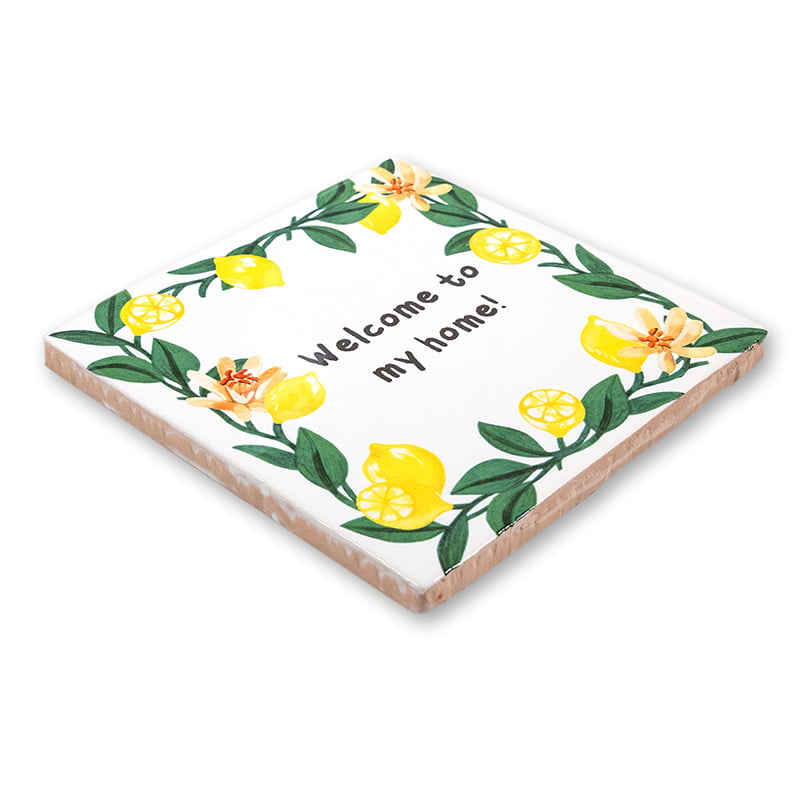 Tegeltje met citroenen en welkomsttekst, omringd door bloemen