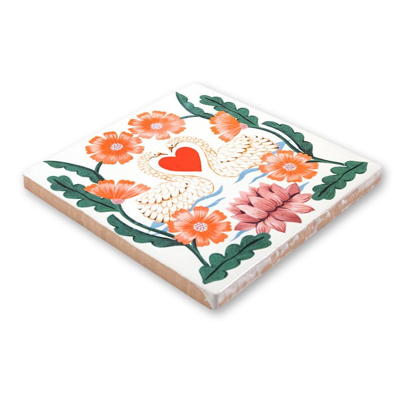 Gepersonaliseerd tegeltje met zwanen en bloemen, liggend gepresenteerd