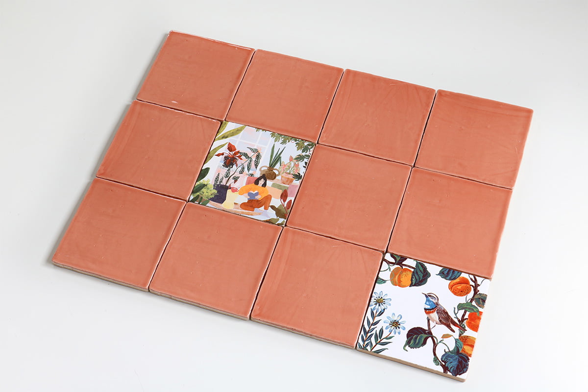 Negen terracotta tegeltjes met twee kleurrijke kunsttegel-inzetstukken erin