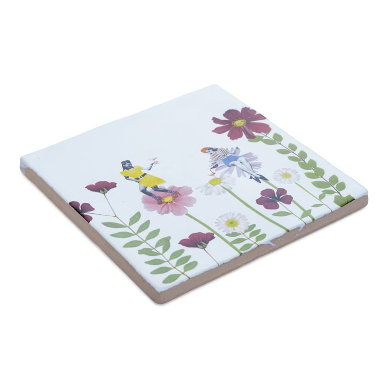 Tegeltje met bloemen en mensen in kleurrijke kleding