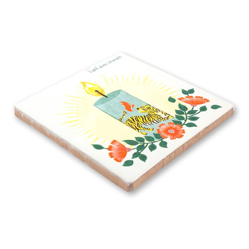 Gepersonaliseerd tegeltje met kaars en tijger, omgeven door bloemen