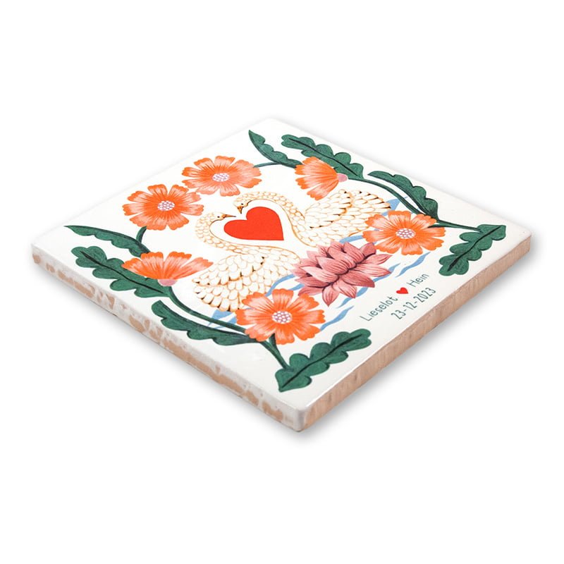 Gepersonaliseerd tegeltje met bloemen, zwanen en tekst