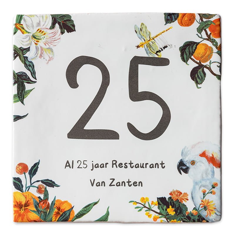 Tegeltje met cijfers, bloemen, vogel en tekst over jubileum