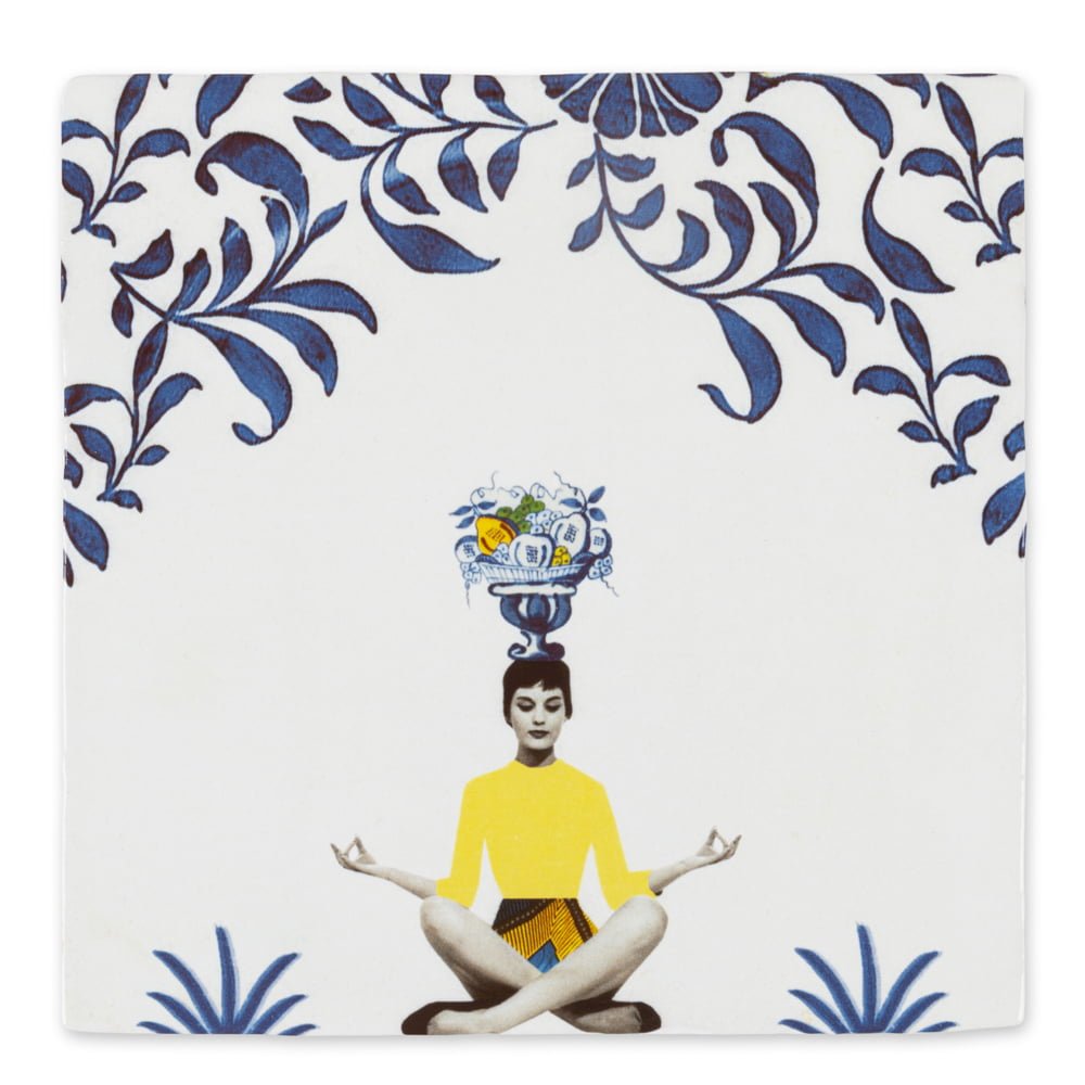 Tegeltje met mediterende persoon en blauwe decoratieve patronen