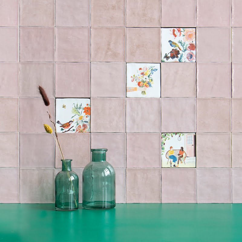 Tegeltje bloemen illustratie roze muur groene tafelopstelling