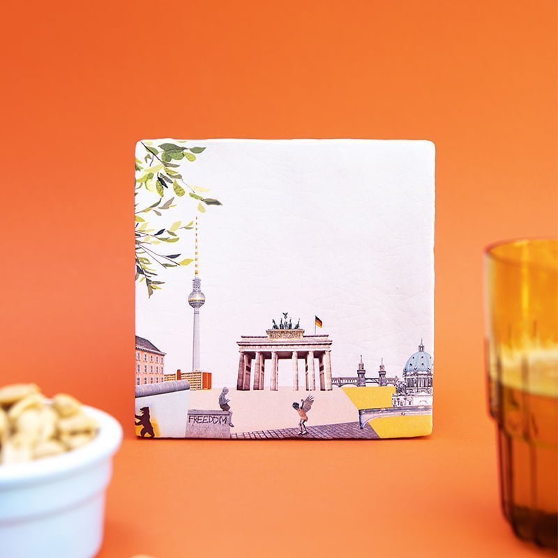 Tegeltje Berlijn met Brandenburger Tor voor oranje achtergrond