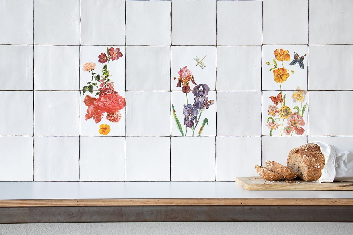 Tegeltableau bloemenmotief keukenmuur met broodschaal beneden