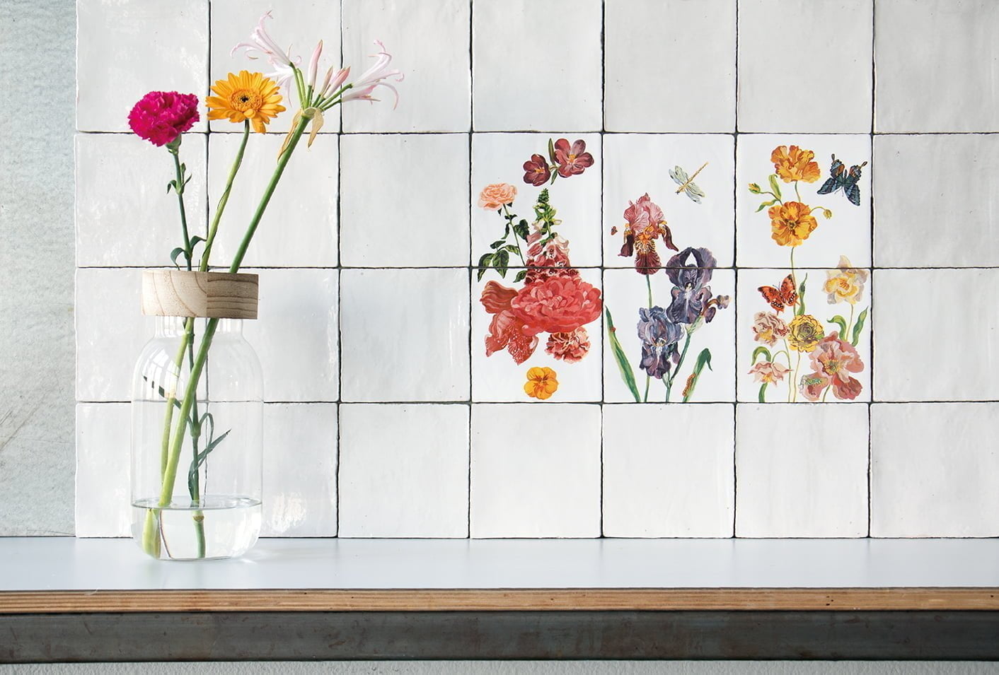 Tegeltableau kleurrijke bloemen in keuken naast vaas met bloemen