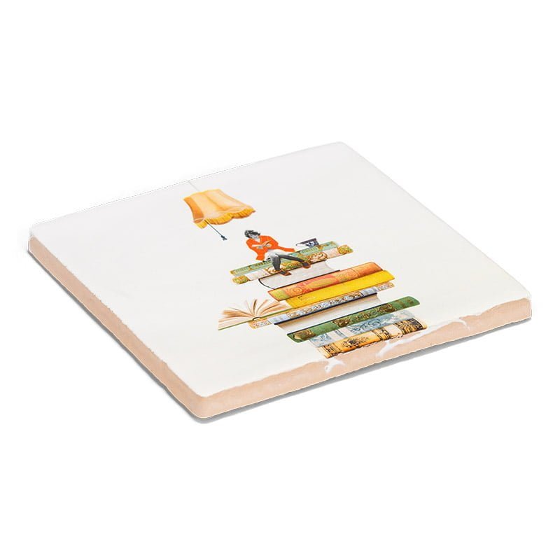 Geslaagd cadeau tegeltje persoon leest op stapel boeken thuis