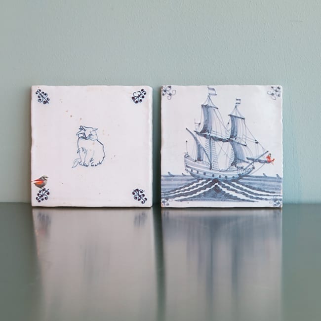 Delfts blauw tegeltje met schip, naast tegeltje met vogel