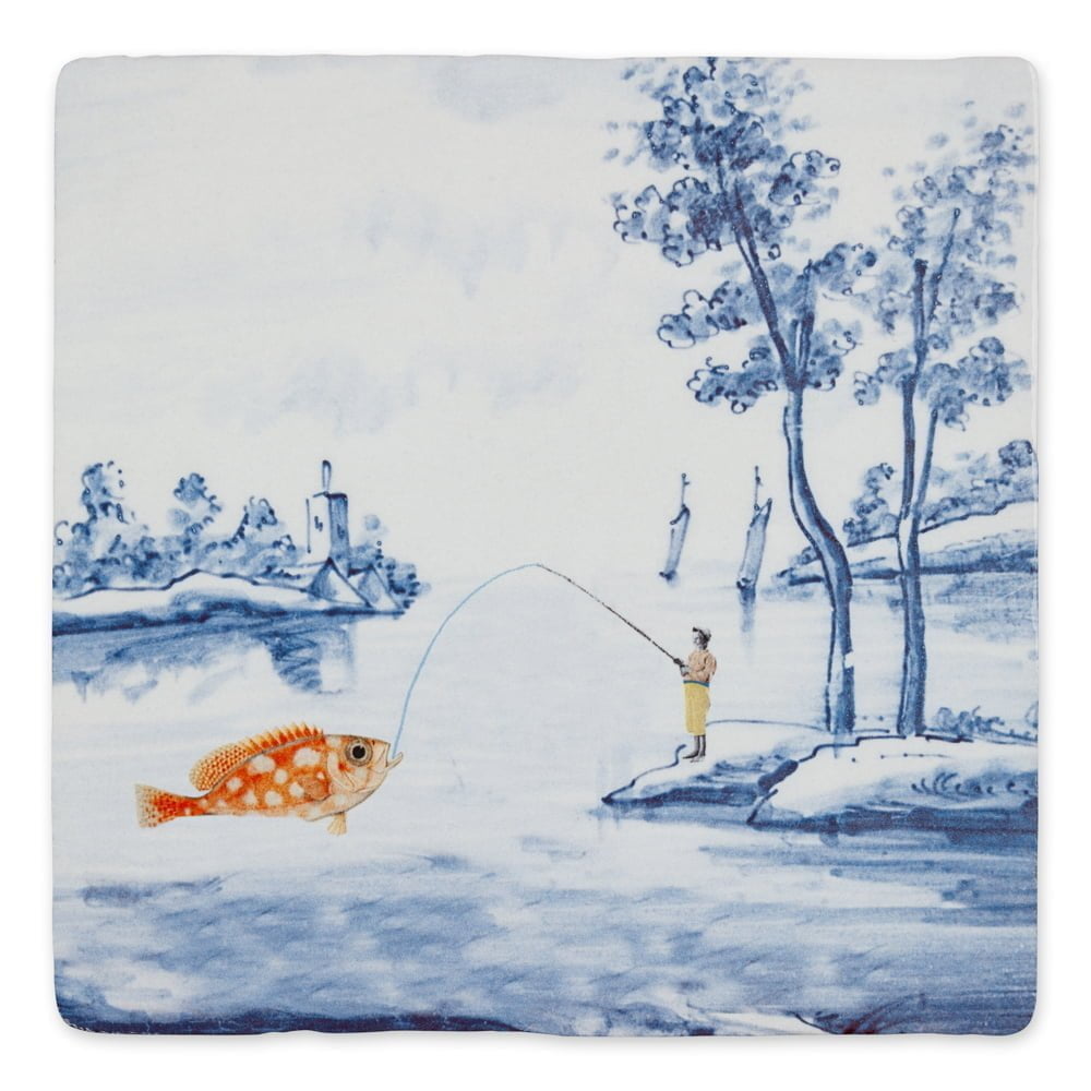 Delfts blauw tegeltje met visser en grote vis, landschap