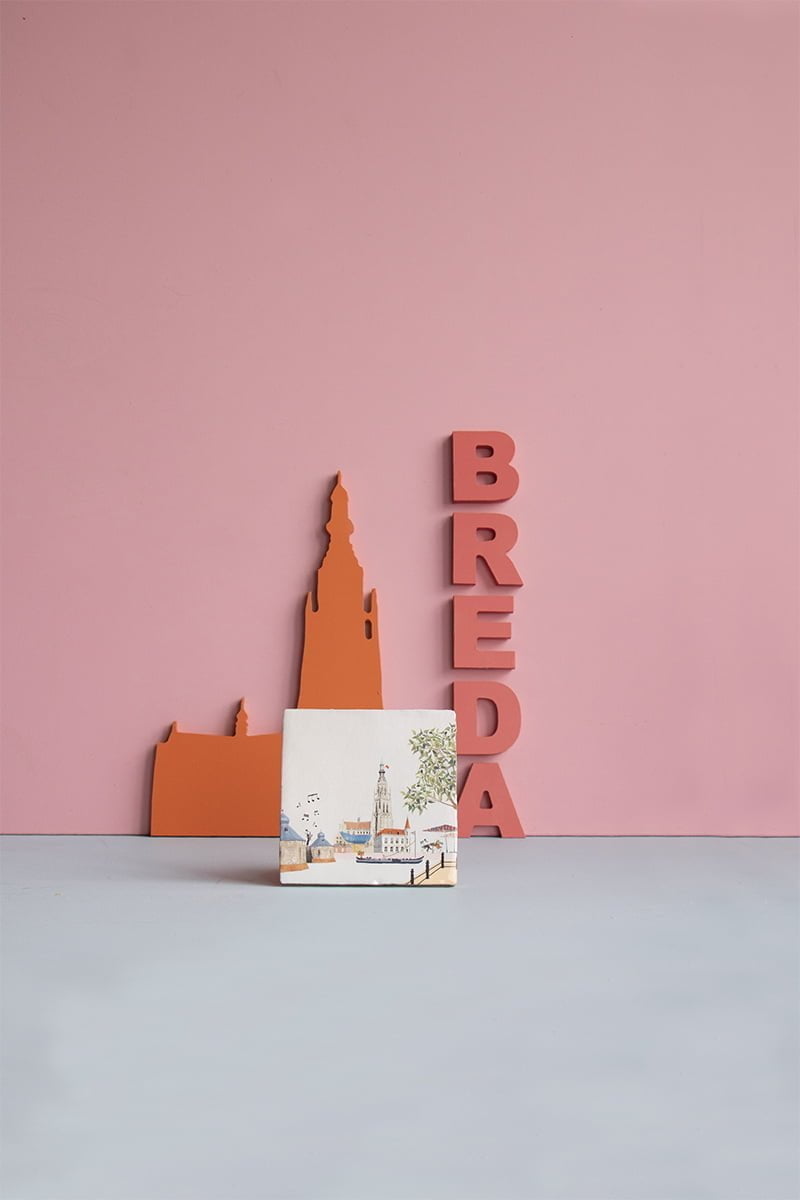 Tegeltje Breda met stadszicht en skyline silhoet achtergrond