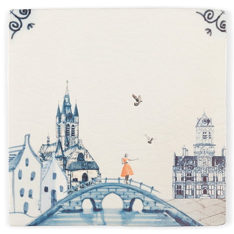 Tegeltje Delft met vrouw op brug en gebouwen