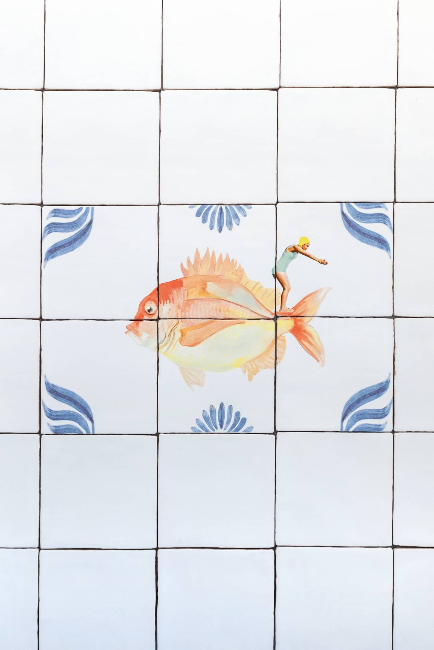 Tegeltje met vis en duiker, omgeven door blauwe motieven