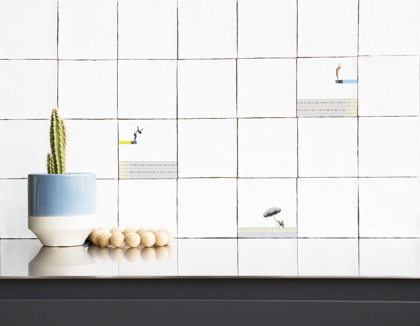 Tegeltableau duikers en zonnebader bij een zwembad