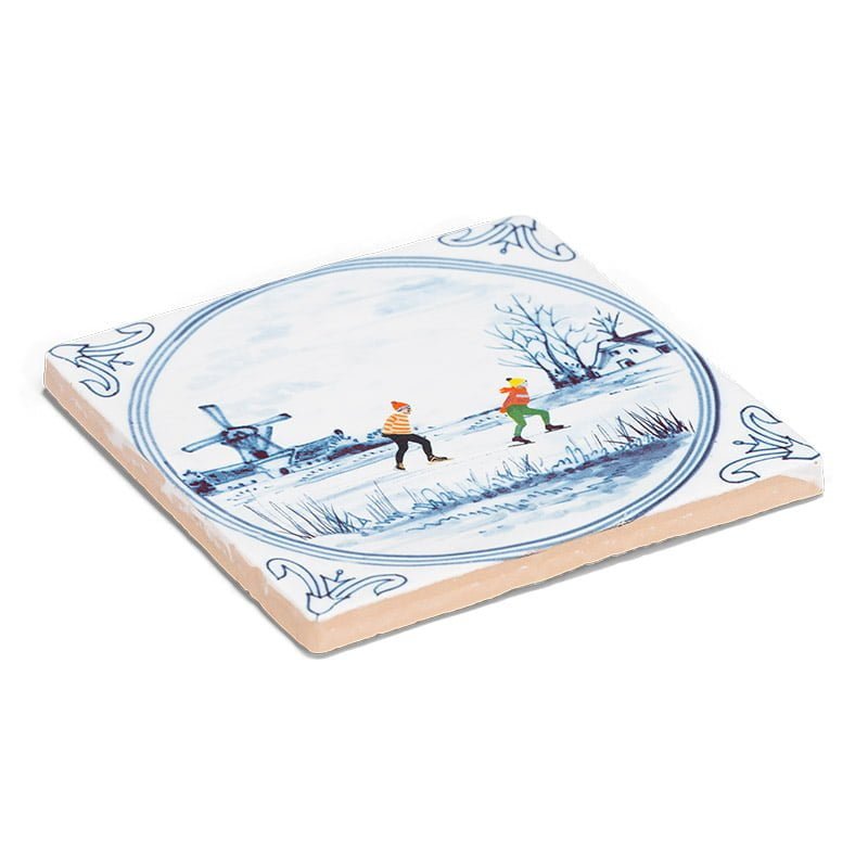 Delfts blauw tegeltje met schaatsers op een winterse achtergrond