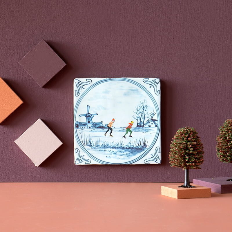 Delfts blauw tegeltje met schaatsers voor een winterlandschap