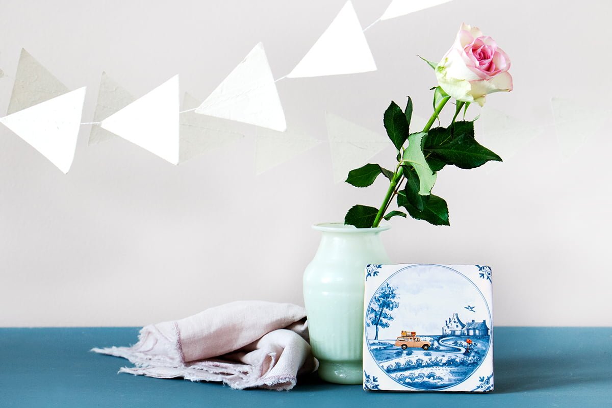 Nieuw huis cadeau tegeltje met landschap, naast vaas met roos