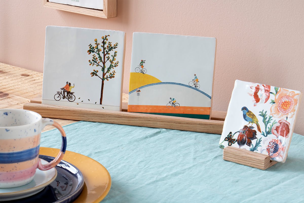 Tegelhouder met drie tegels op houten tafel gepresenteerd