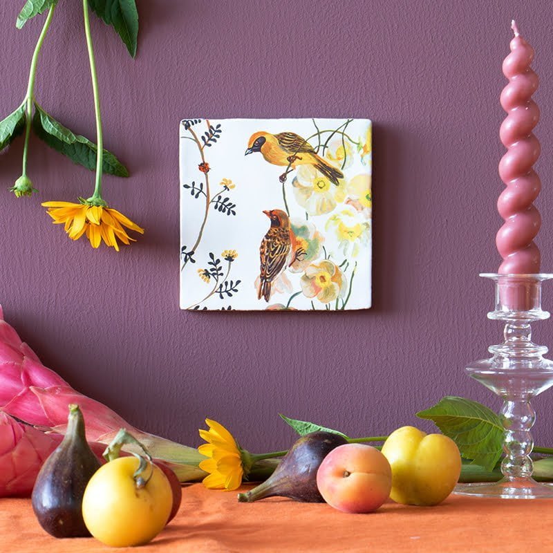 Huwelijkscadeau tegeltje met vogels en bloemen, tegen paarse muur