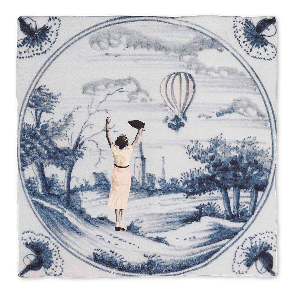 Tegeltje met vrouw die luchtballon bewondert in landschap