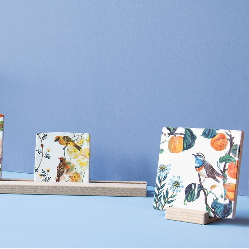 Tegeltje vogels kleurrijke bloemen decoratief houten standaarden geplaatst