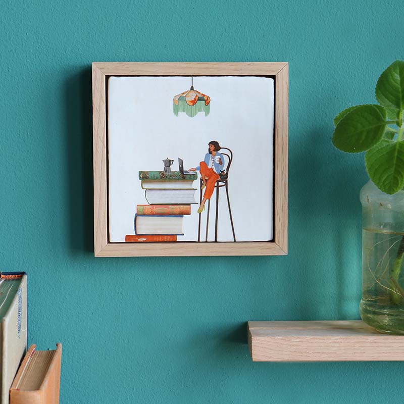 Geslaagd cadeau tegeltje vrouw leest boekenwand in houten lijst