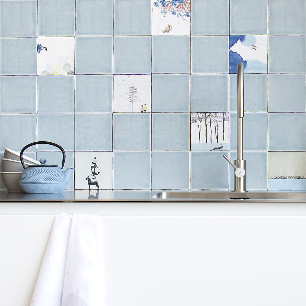 Blauwe tegels in keuken met enkele decoratieve motieven geplaatst