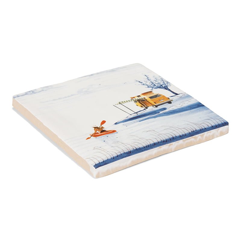 Delfts blauw tegeltje met kajakker en caravan in winterlandschap