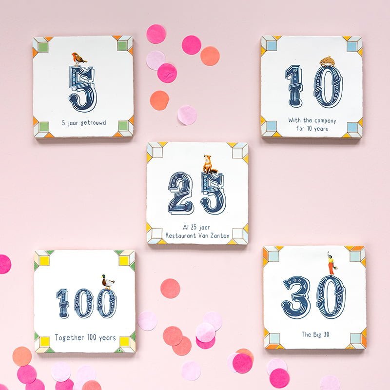 Jubileumcadeau tegeltje met jaartal, omringd door kleurrijke confetti