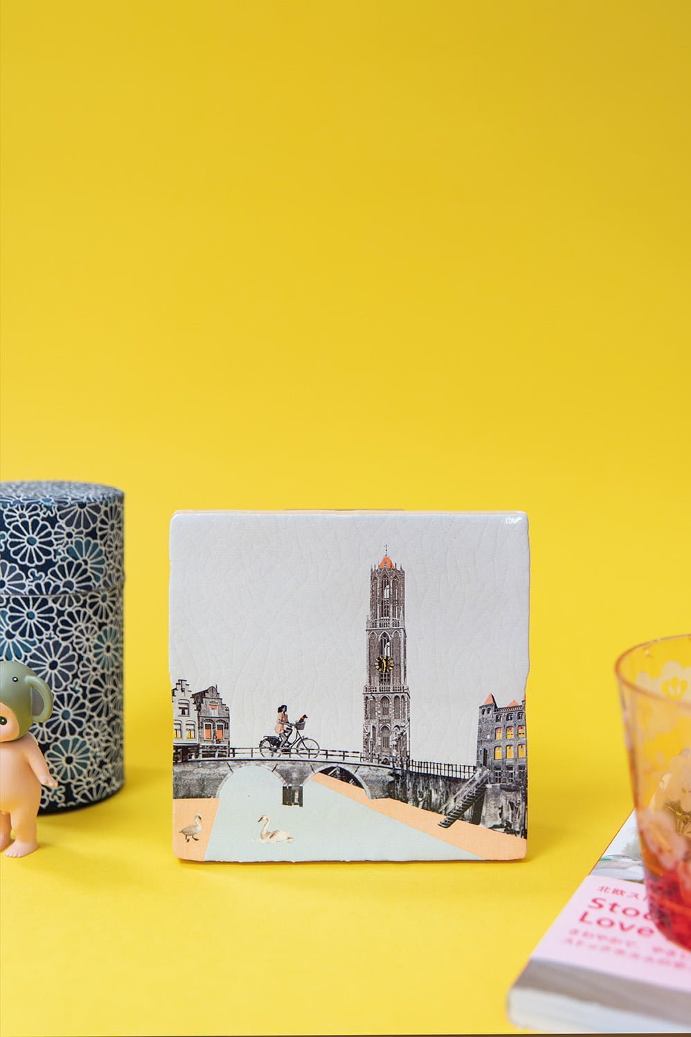 Tegeltje Utrecht met Domtoren op gele achtergrond