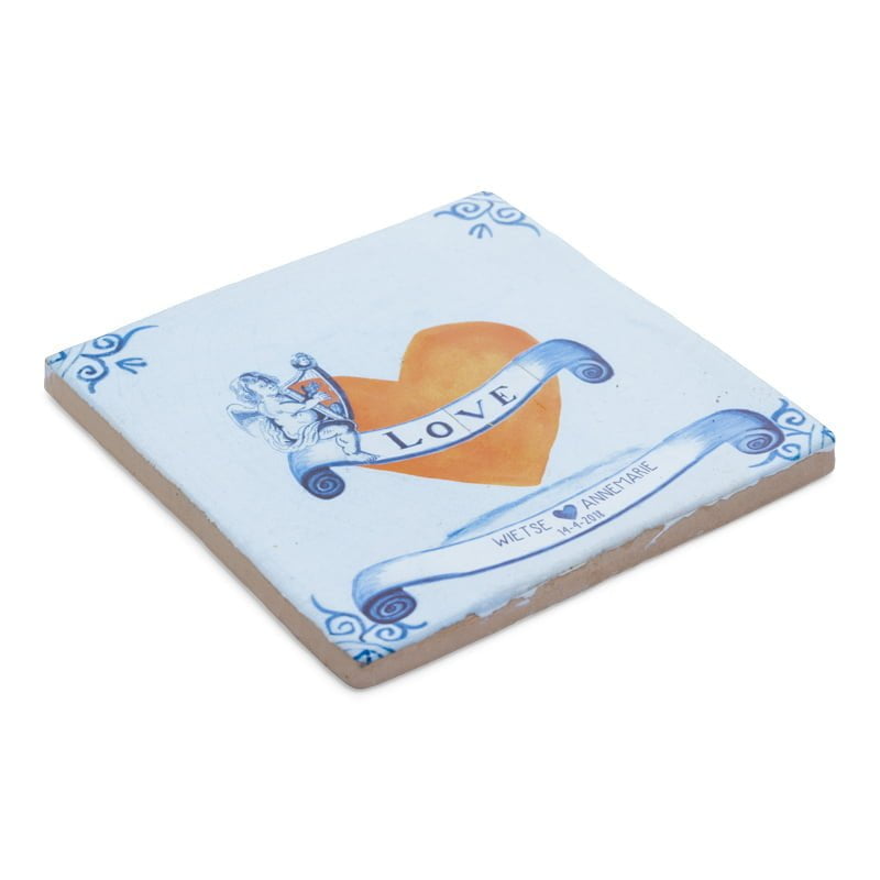 Gepersonaliseerd tegeltje met een oranje hart en decoraties