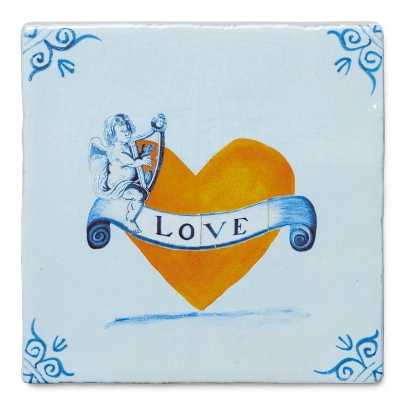 Gepersonaliseerd tegeltje met geel hart en een blauwe cupido