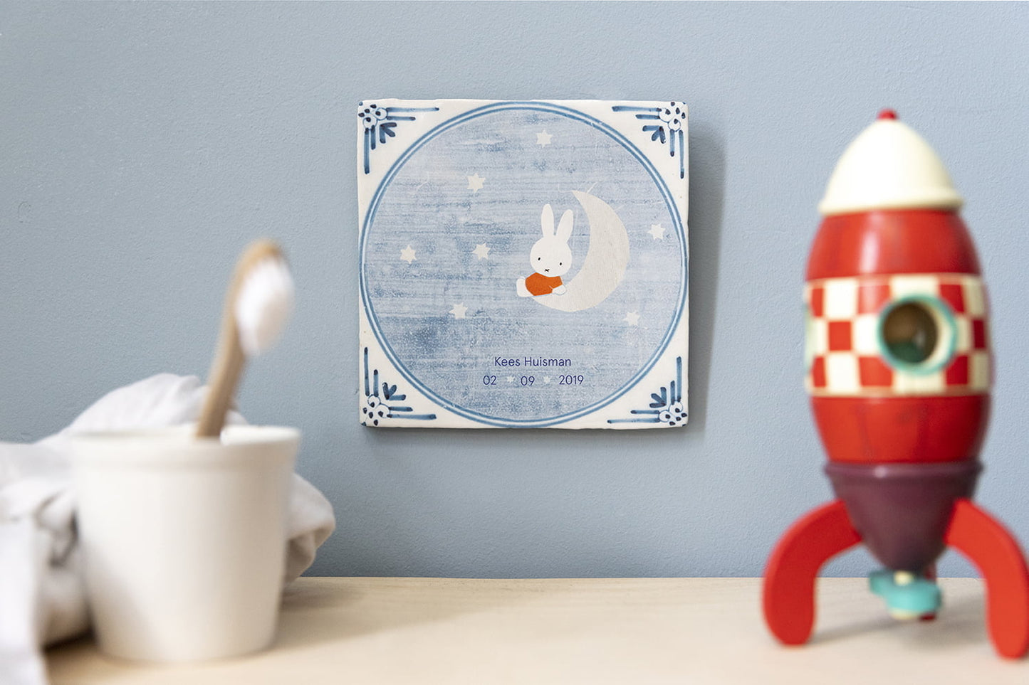 Geboortetegel Nijntje met maan op babykamer muur