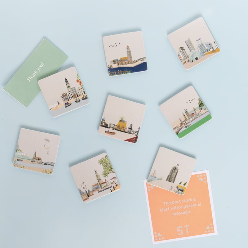 Mini tegeltje Nederlandse steden illustraties, uitgestald op lichtblauwe achtergrond