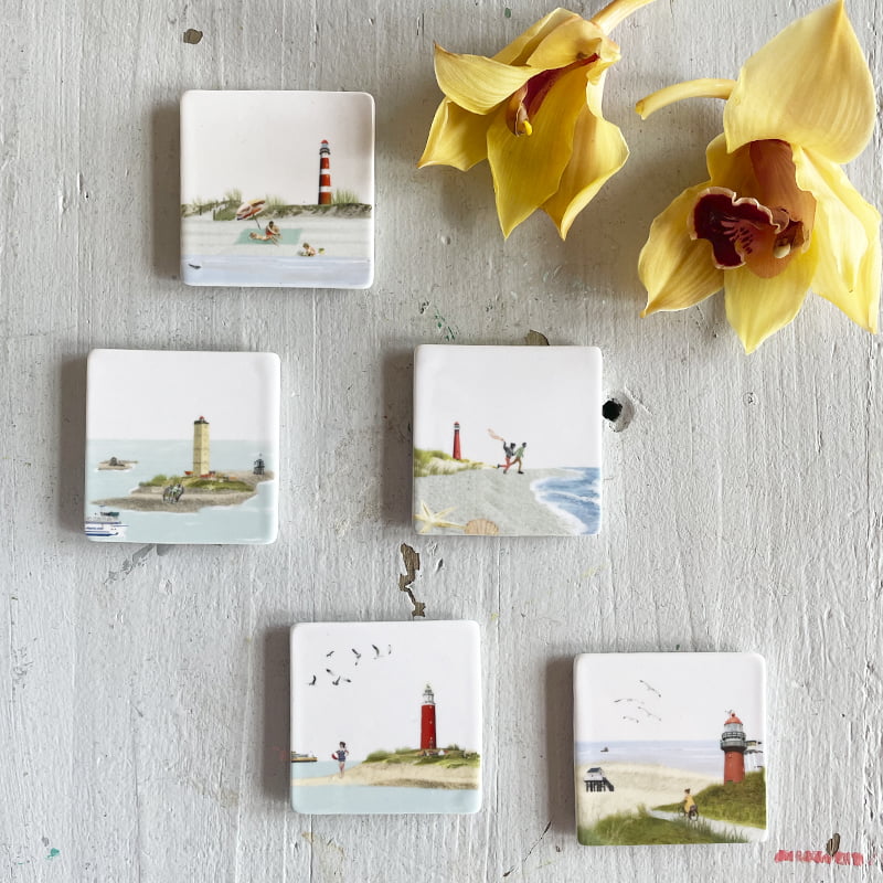 Mini tegeltje Terschelling vuurtorens strand bij gele bloemen