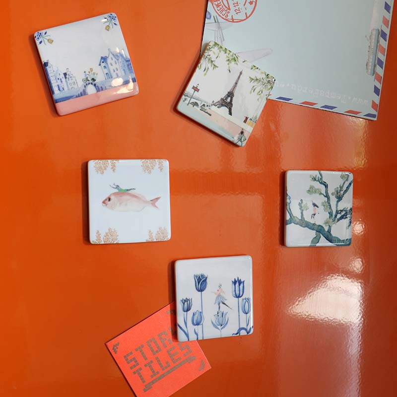 Mini tegeltje verzameling op een oranje achtergrond gepresenteerd