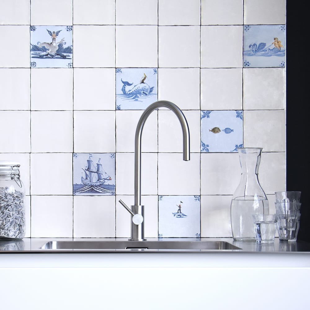 Wit keukentegeltje met blauwe scheepstekeningen boven rvs spoelbak