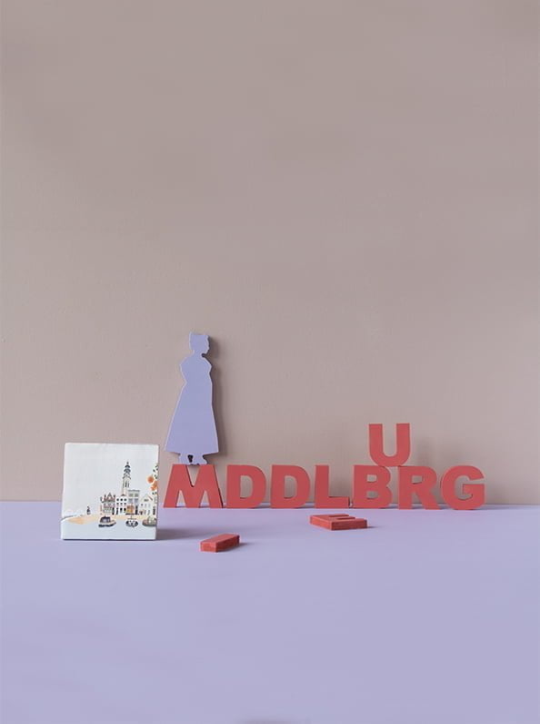 Mini tegeltje Middelburg stadsgezicht met decoratieve letters en figuur