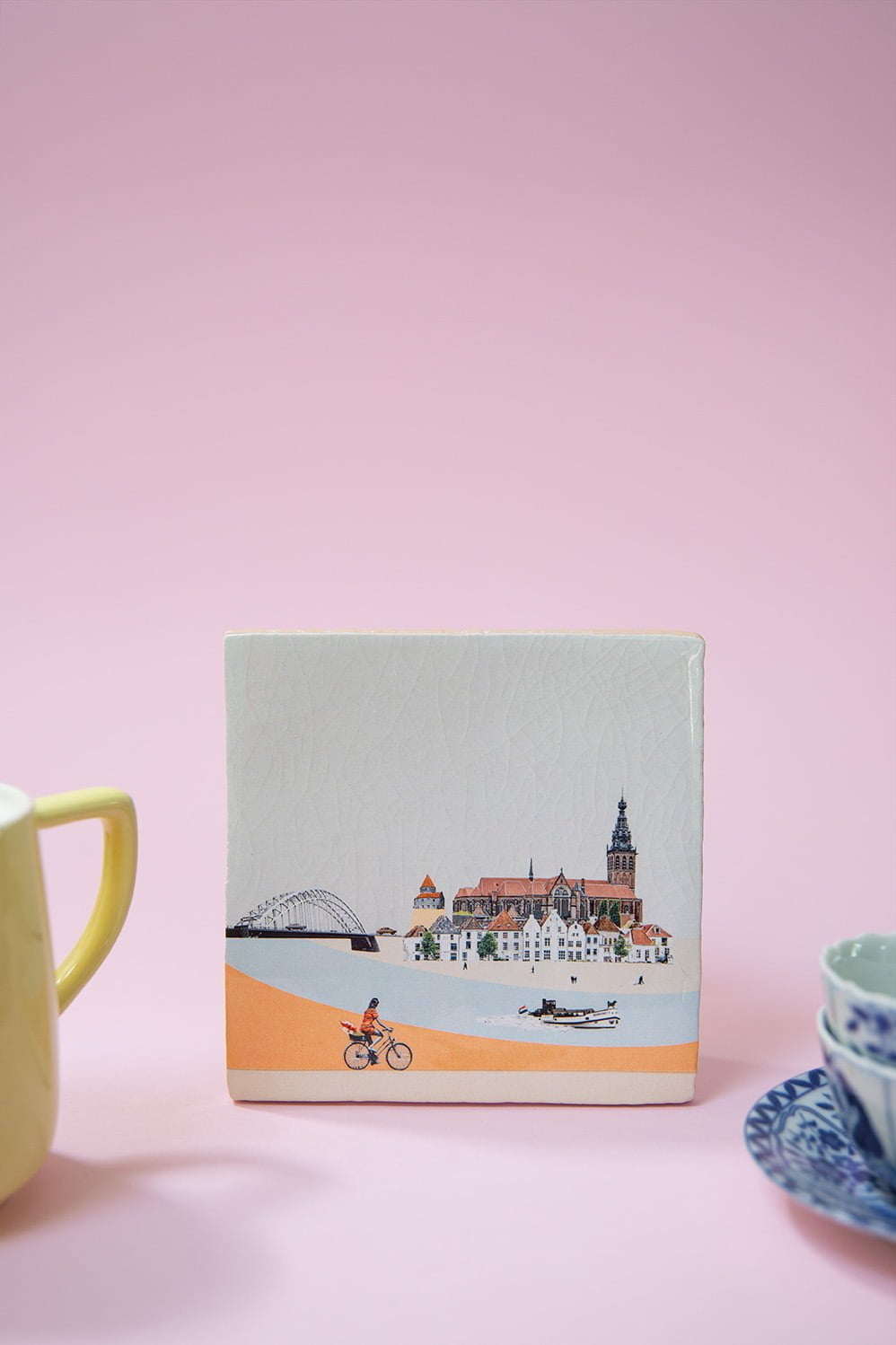 Tegeltje Nijmegen met stadsgezicht en fiets, roze achtergrond