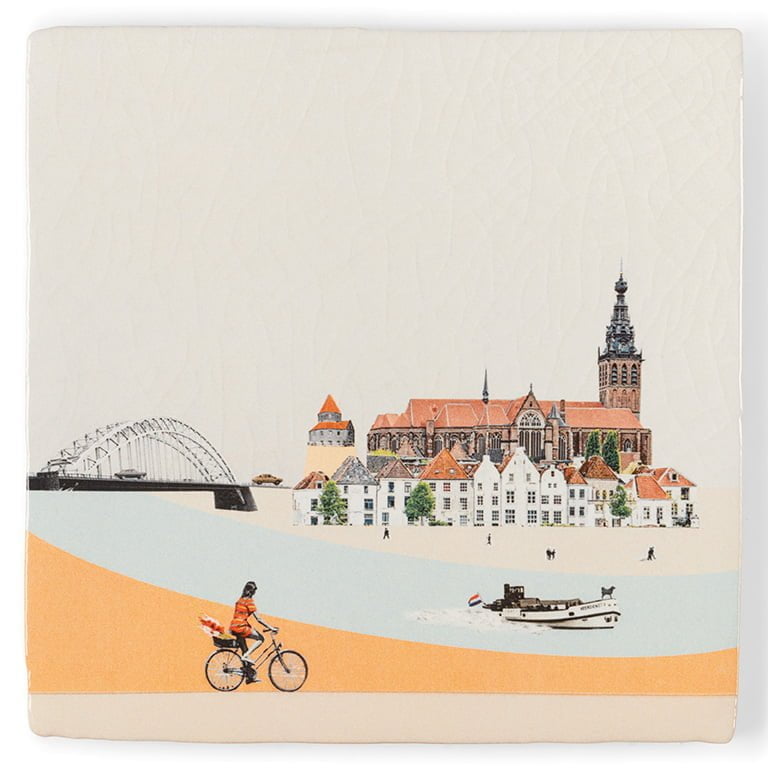 Tegeltje Nijmegen met fiets, historische gebouwen en brug