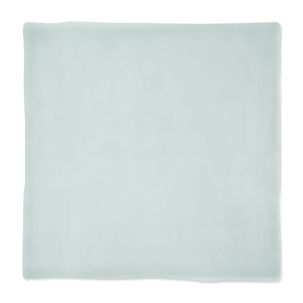 Lichtblauw tegeltje met matte afwerking, gepresenteerd tegen witte achtergrond