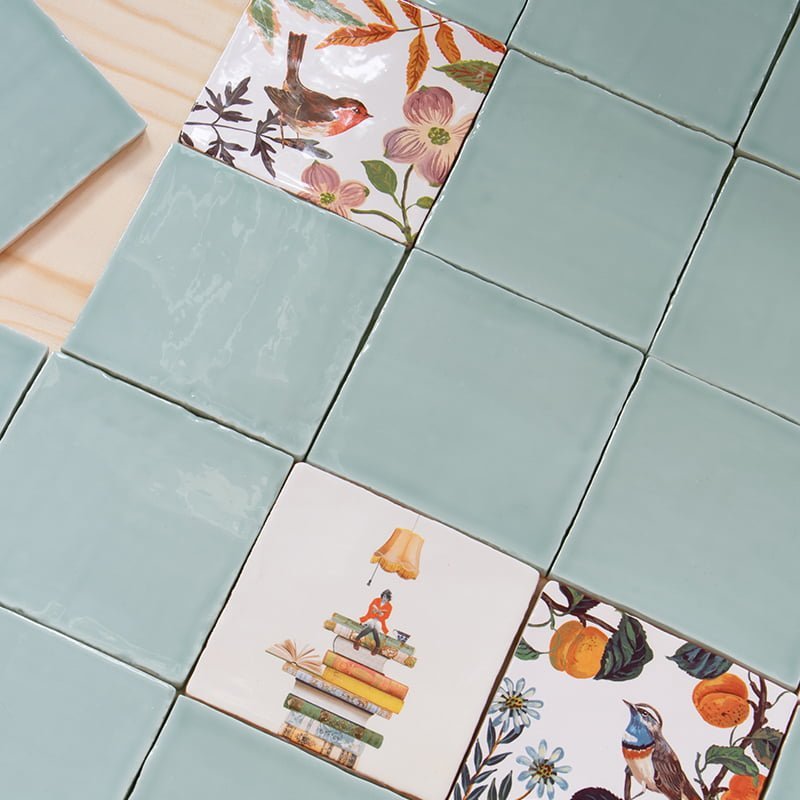 Geslaagd cadeau tegeltje boekenstapel met persoon in pastelomgeving