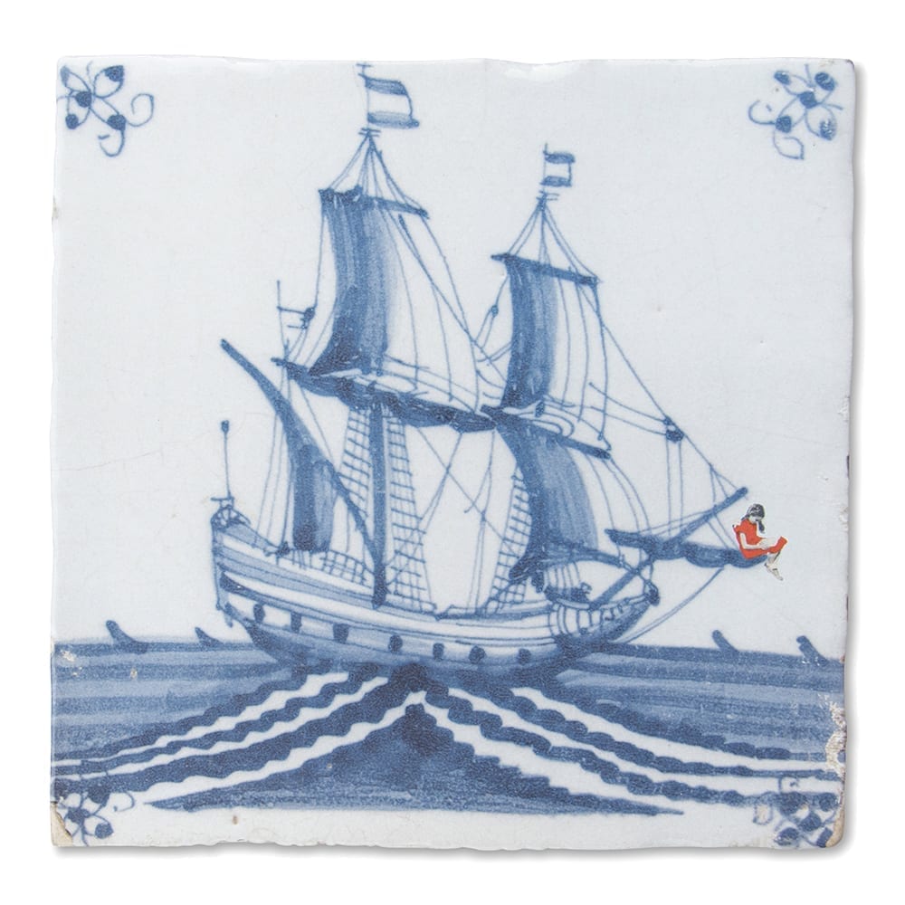 Delfts blauw tegeltje met zeilschip en kleine zittende figuur