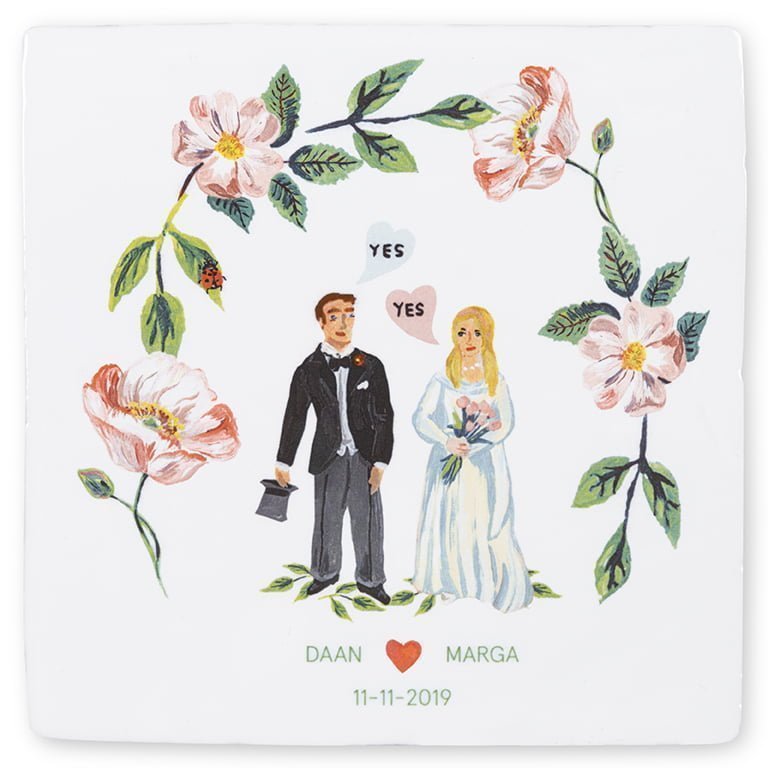 Huwelijkscadeau tegeltje met bruidspaar en bloemenillustratie