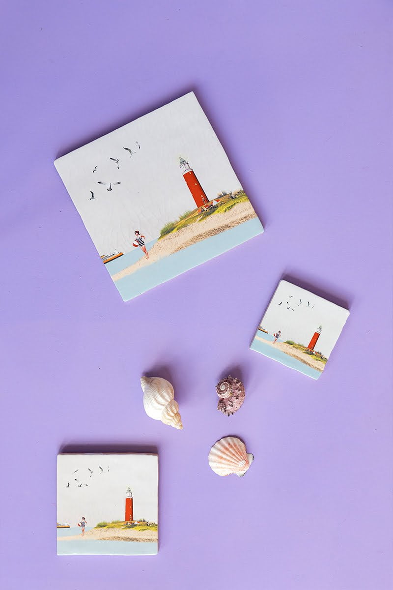 Tegeltjes Texel met vuurtoren, strand, schelpen, op paarse achtergrond