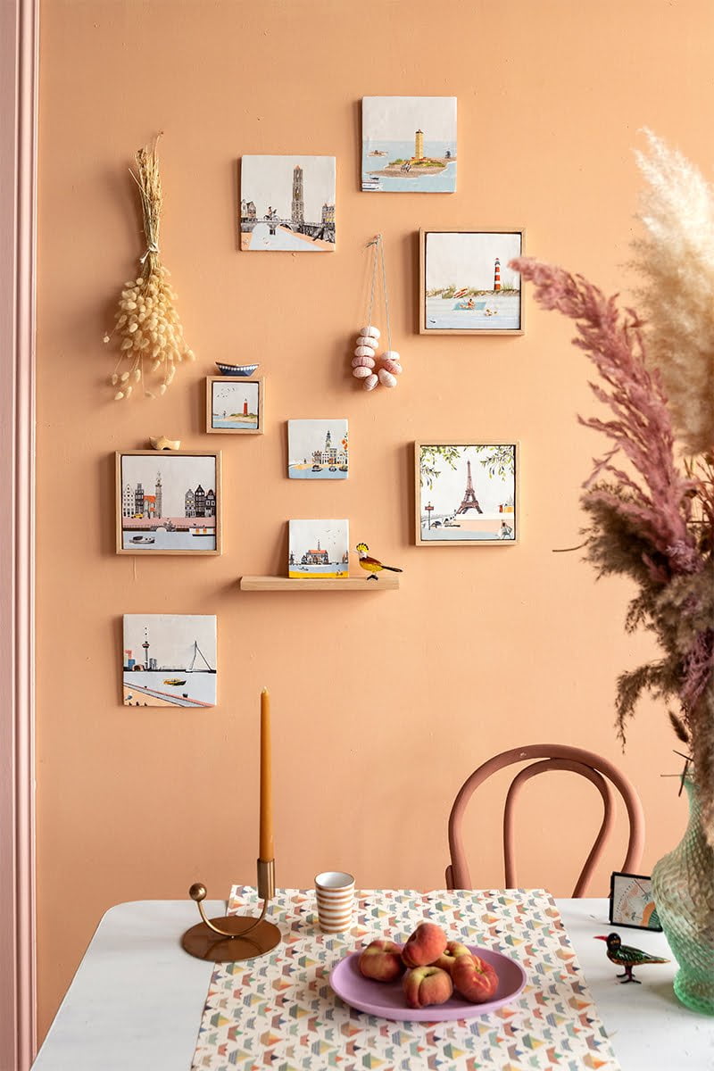 Tegels verschillende steden op perzikmuur boven eettafel