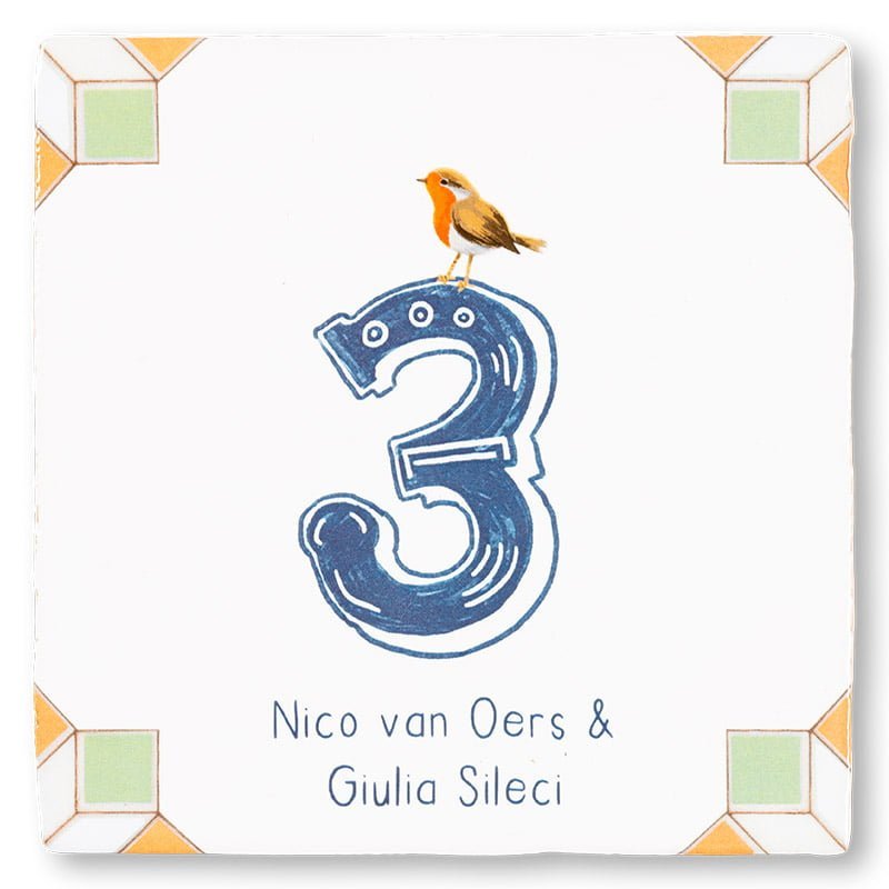 Huisnummer tegeltje met vogel, nummer en namen