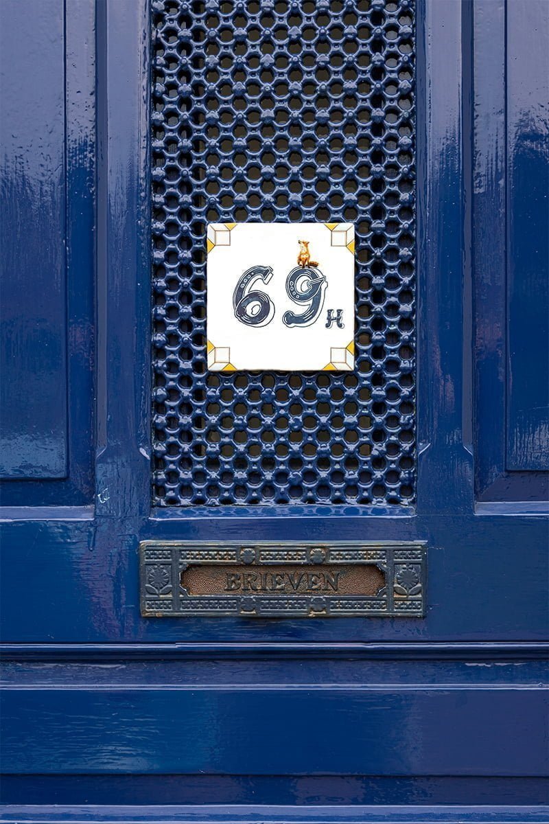 Huisnummer tegeltje met vos op blauw geperforeerd deurpaneel