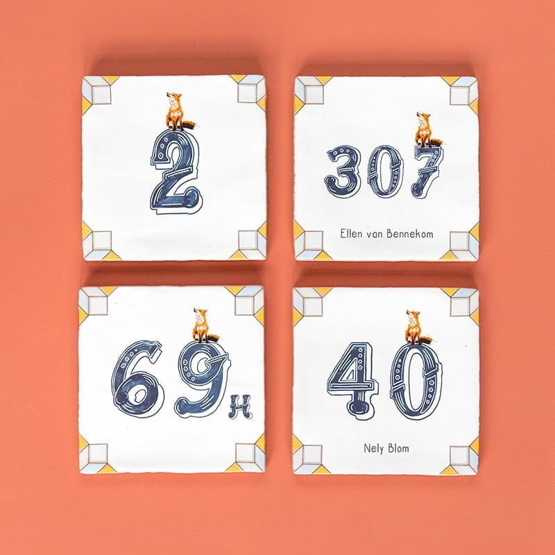Huisnummer tegeltje met vosje bovenop, oranje achtergrond, sierlijke cijfers